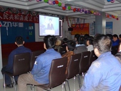 新入職員工認(rèn)真聽取報(bào)告