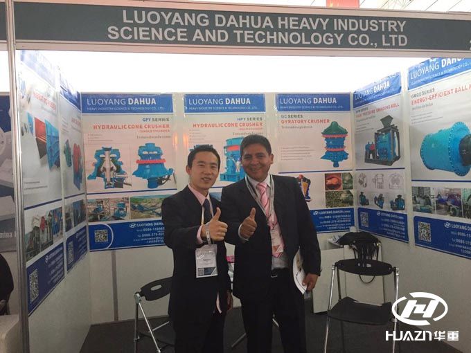 秘魯展會-客戶到洛陽大華展位洽談業(yè)務(wù)