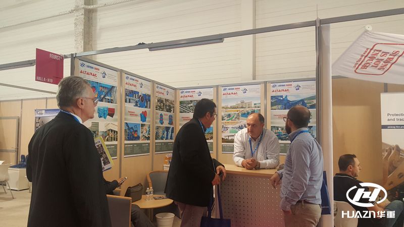 法國客戶與洛陽大華洽談業(yè)務(wù)