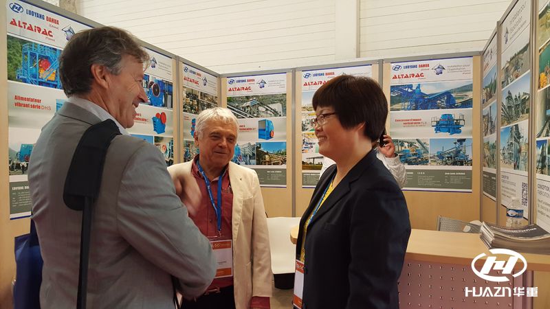 法國客戶與洛陽大華洽談業(yè)務(wù)