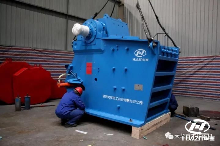 出口·亞美尼亞洛陽(yáng)大華移動(dòng)破碎站--正在組裝顎式破碎機(jī)