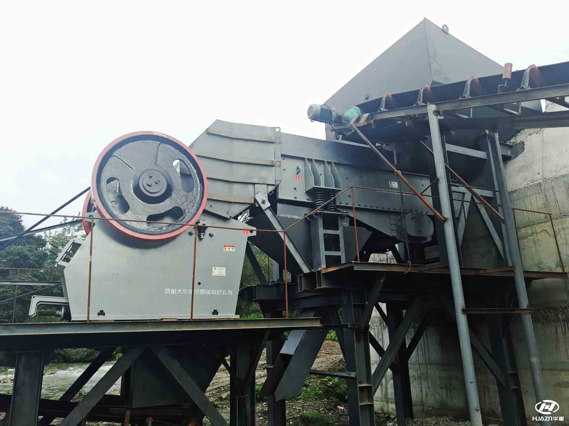 顎式破碎機(jī)使用現(xiàn)場(chǎng)