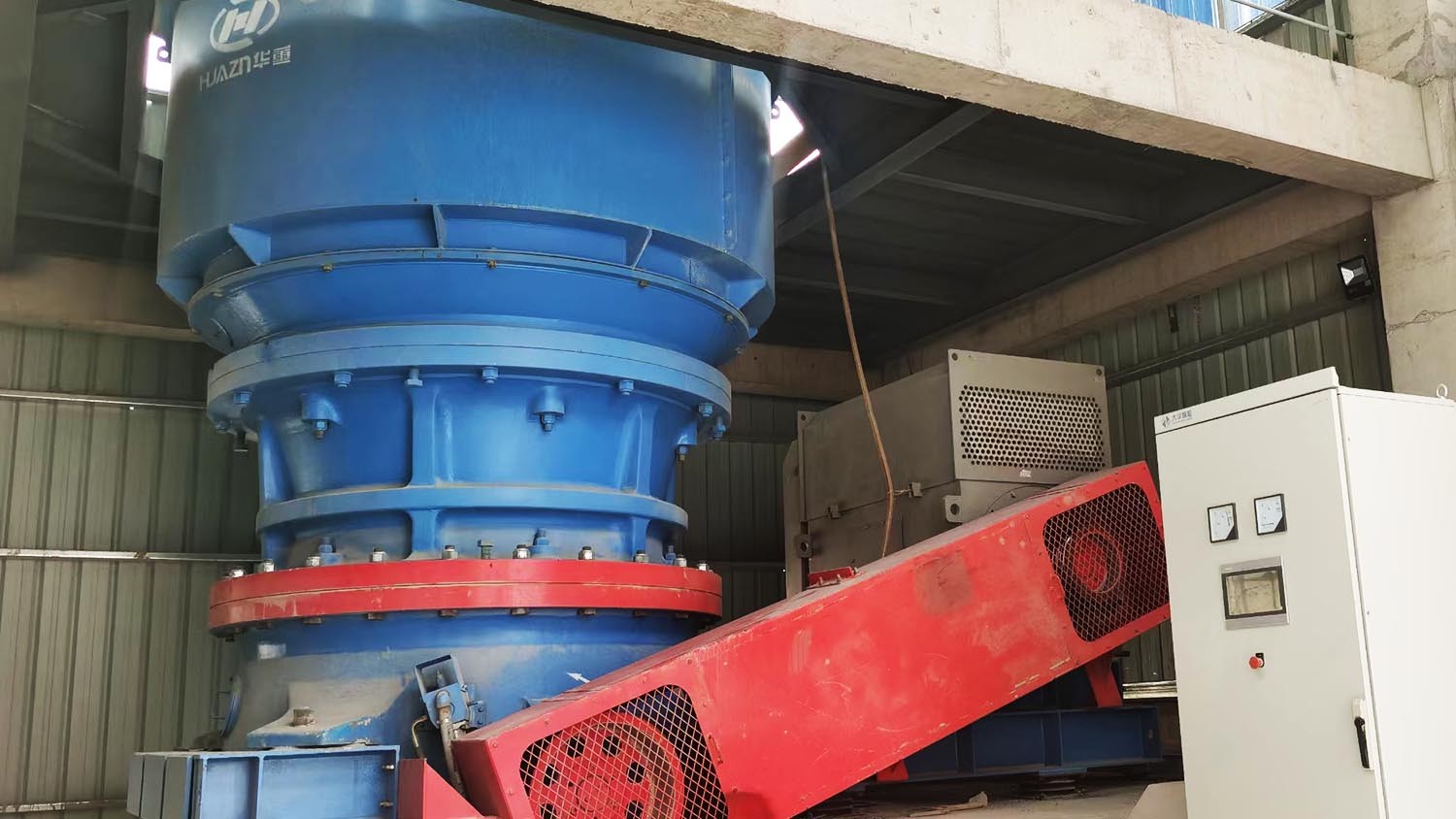 顎式破碎機生產現(xiàn)場