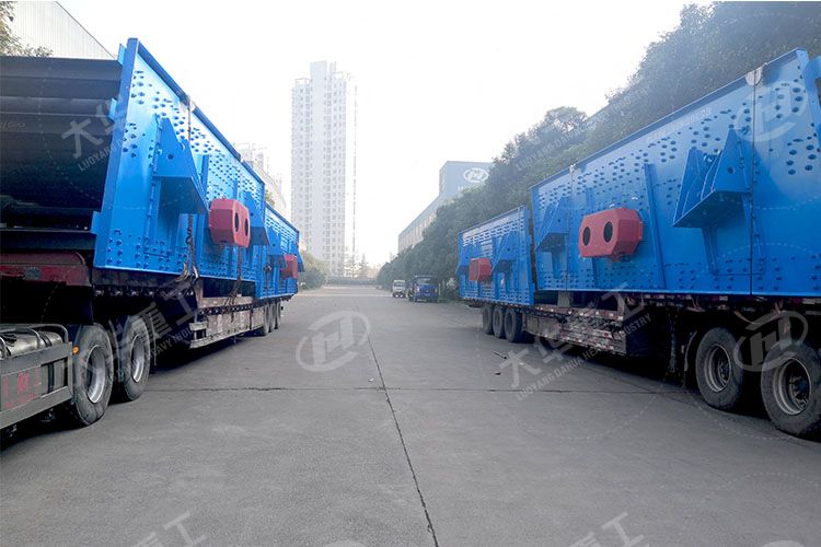 大型振動(dòng)篩發(fā)貨啦！投身時(shí)產(chǎn)2000噸的石灰石生產(chǎn)線中