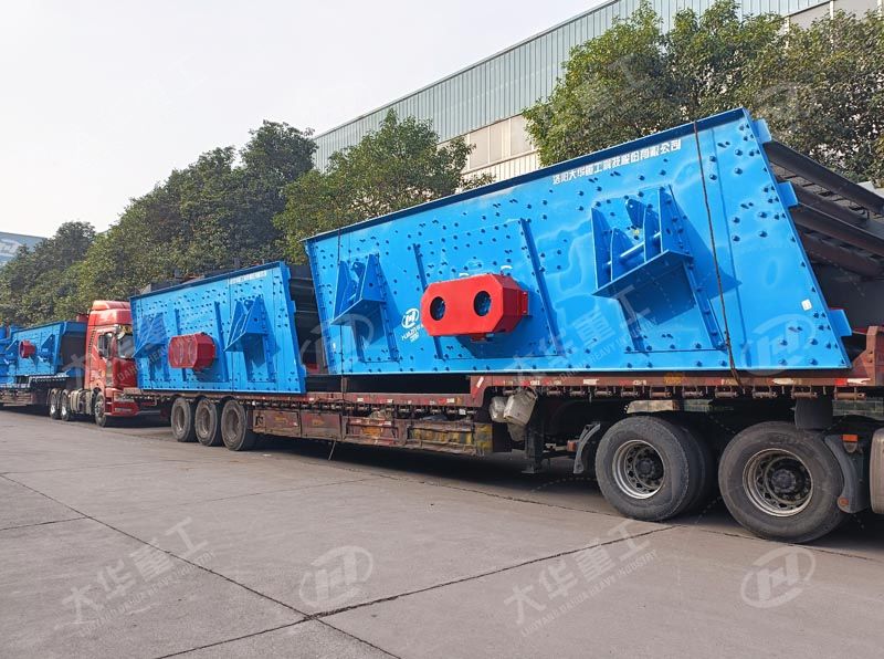 立式復(fù)合破碎機(jī)及大型振動(dòng)篩發(fā)往廣西柳州