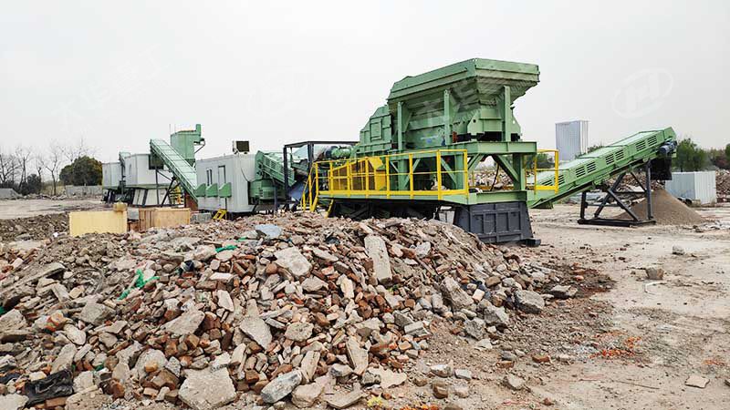 移動(dòng)式碎石機(jī)推動(dòng)建筑垃圾再生產(chǎn)