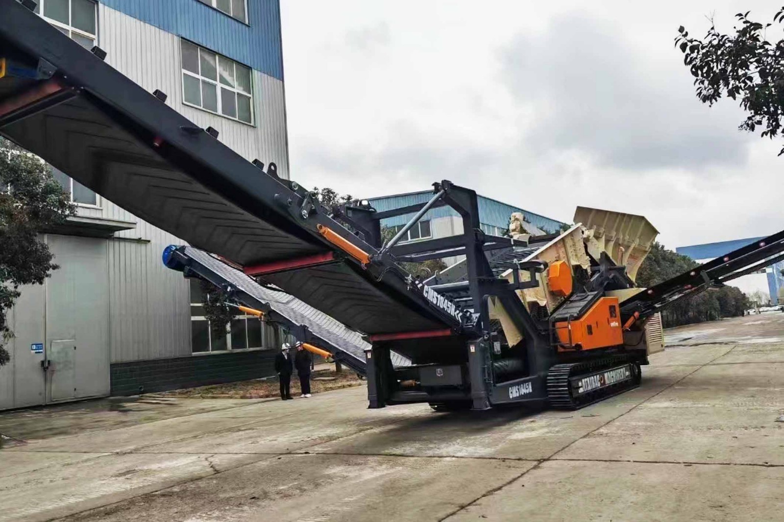 輪胎式移動破碎站應(yīng)用于建筑垃圾項目